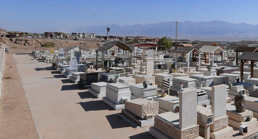 סערה סביב ניקיון בית העלמין באילת – המשפחות טוענות לפגיעה בזיכרון