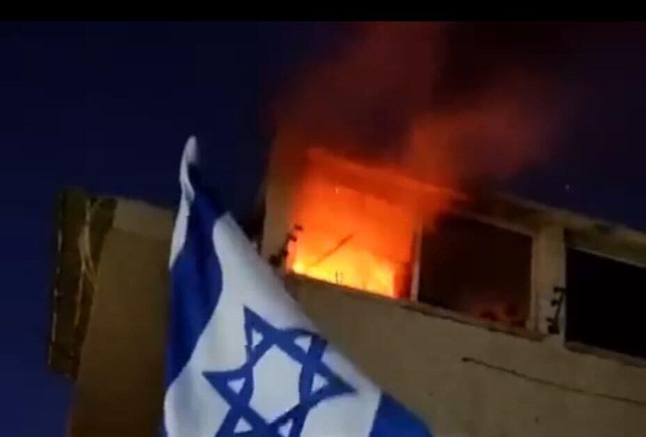 שריפה בדירה באילת: אדם קפץ מקומה שלישית ונפצע קשה