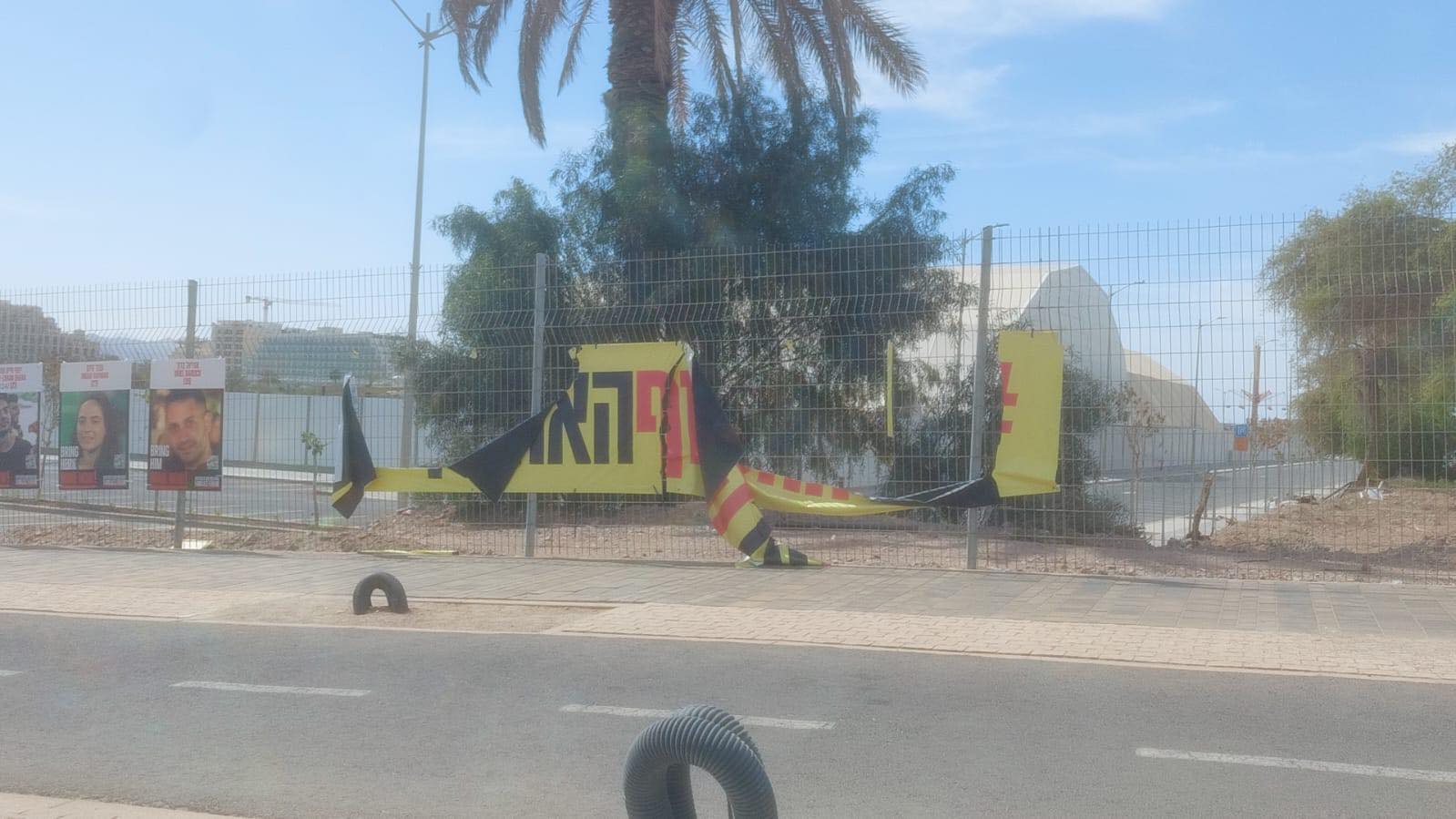 מי משחית ומעלים את שלטי החטופים?