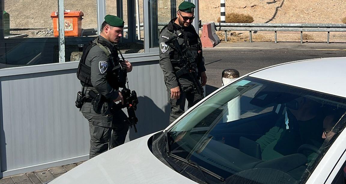 ארבעה שוהים בלתי חוקיים ומסיע נעצרו בכניסה לאילת