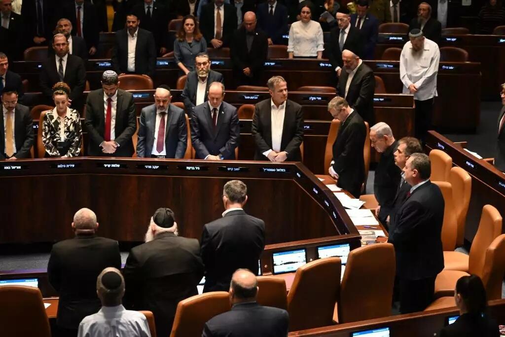 האם מתקרבים לבחירות או שהכל חלק מהצגה?