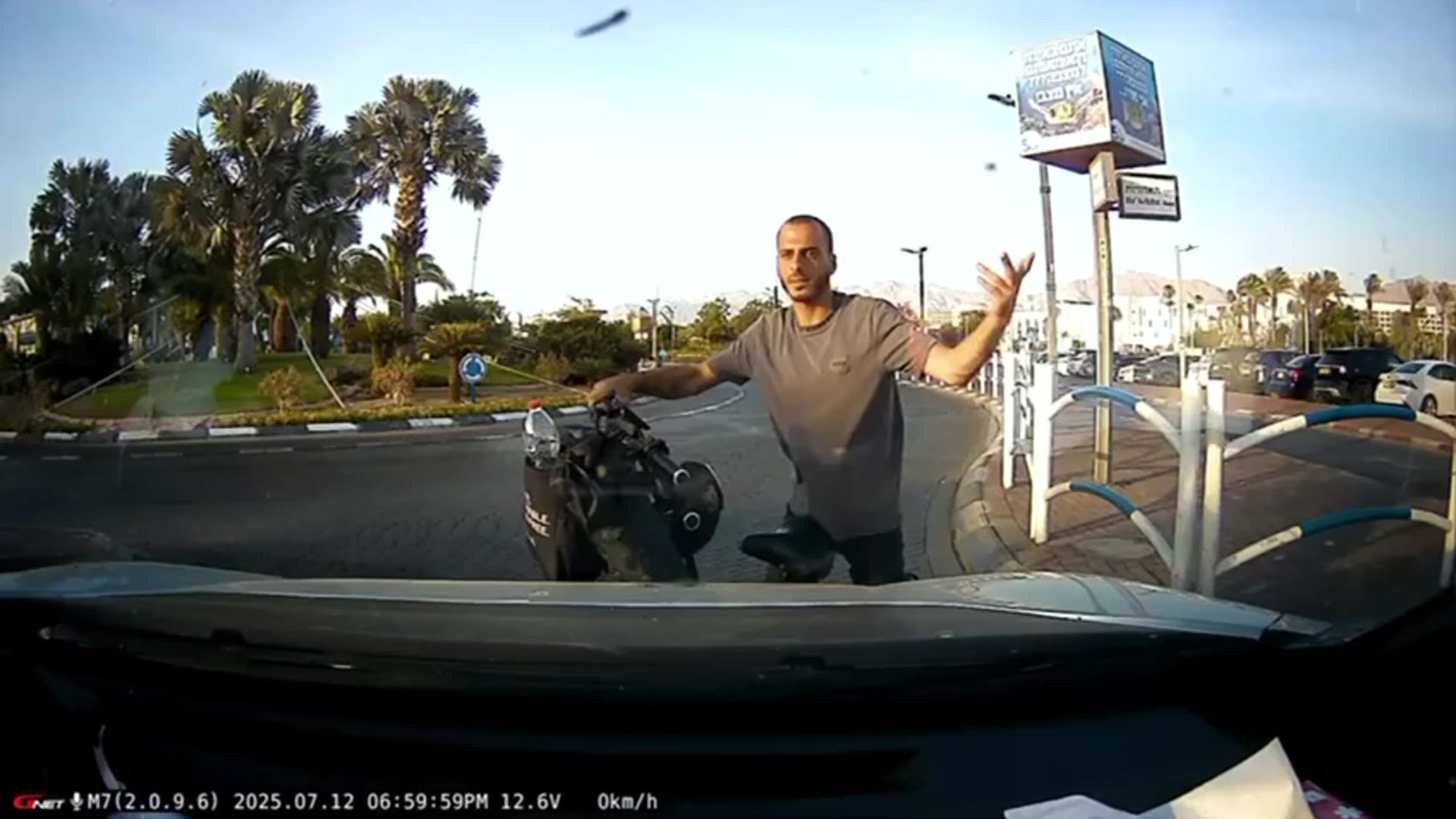 תיעוד: שלף סכין במעבר חציה באילת