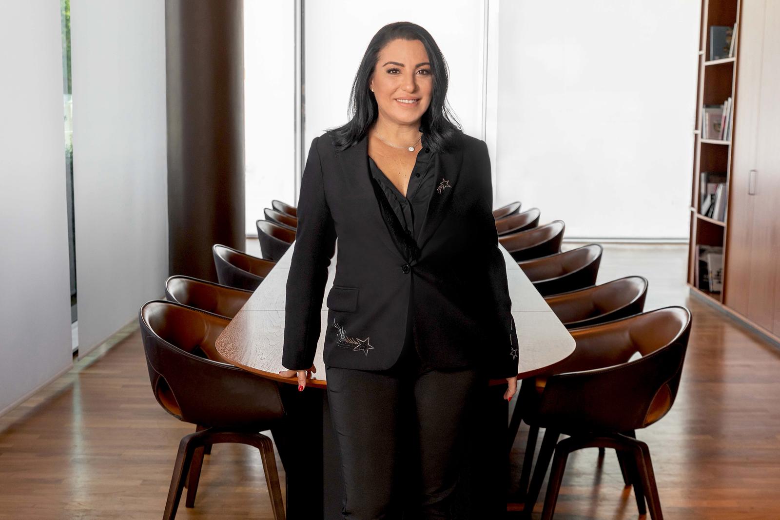 הגברת הראשונה של פתאל פורשת