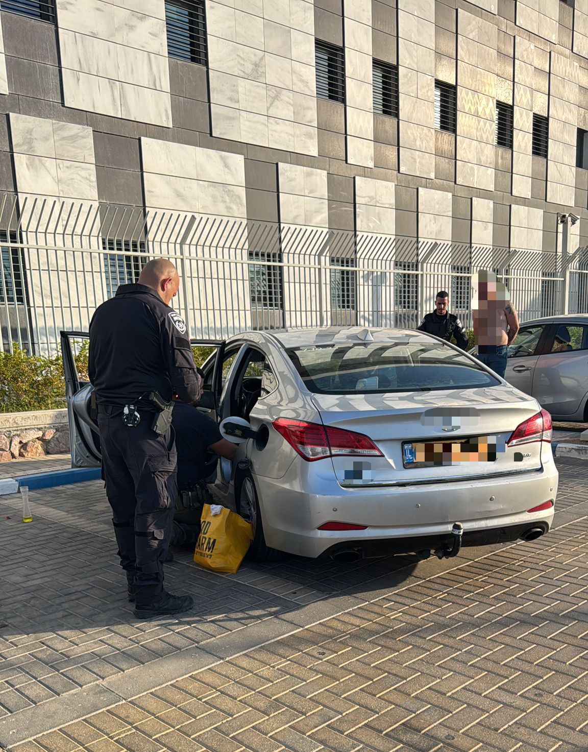 שודדים אלימים התחזו לשוטרים