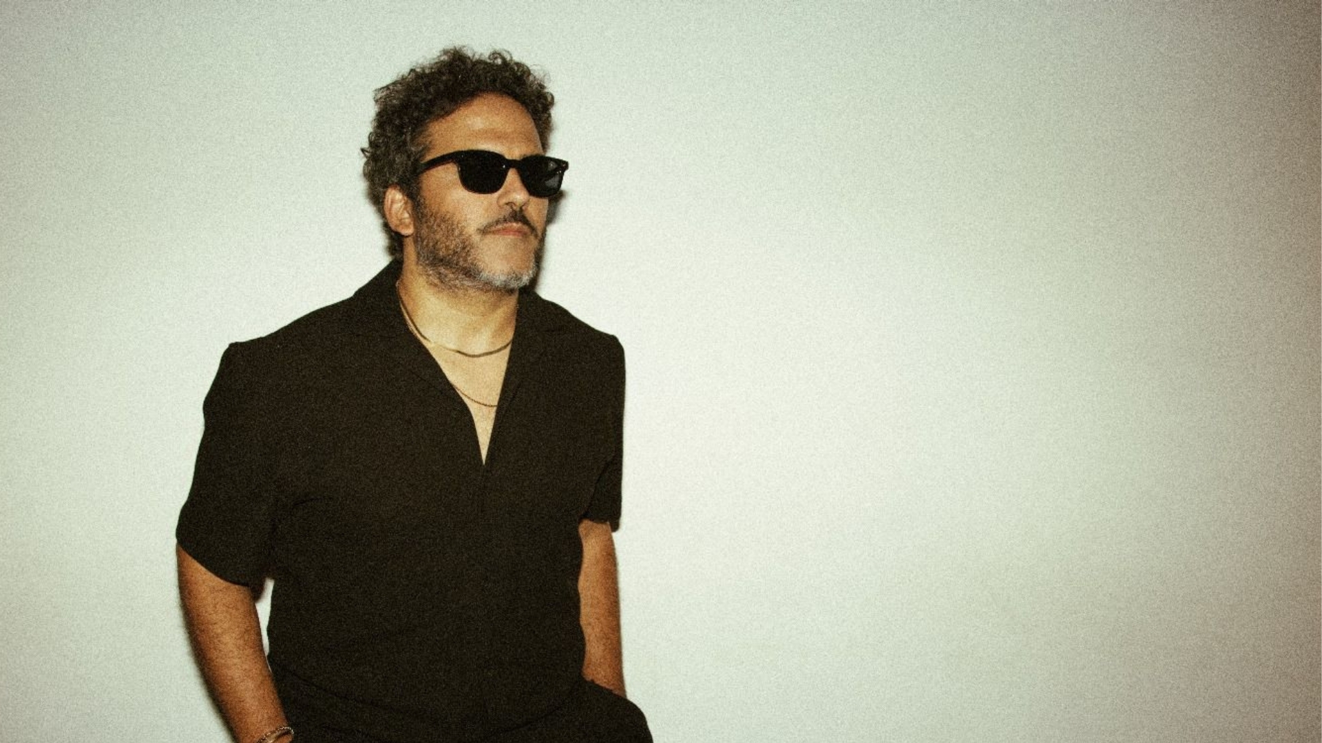 הזמר והיוצר גיא מזיג משיק סינגל חדש בשם 