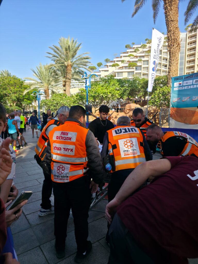 חובשים מעניקים טיפול. צילום: רדיו אילת 102FM