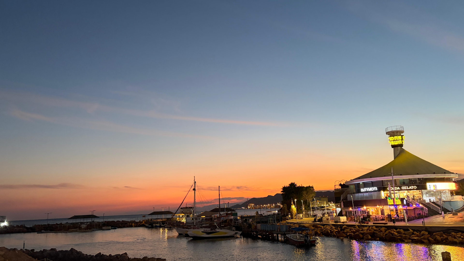 הבסטות סגורות, הרוכלים ממתינים והמחלוקת הכספית